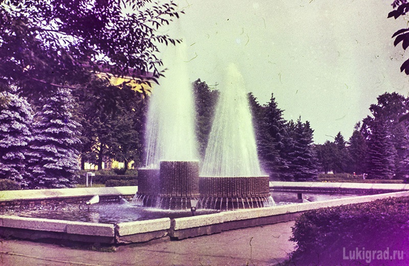 Второй фонтан на площади А.М. Матросова в Великих Луках.
