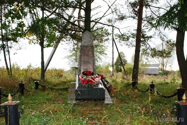 Памятный знак землякам в деревне Берёзовка Великолукского района. Лукиград - Великие Луки
