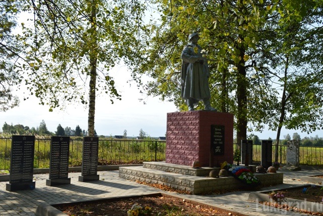 Братское захоронение в деревне Карцево Великолукского района.