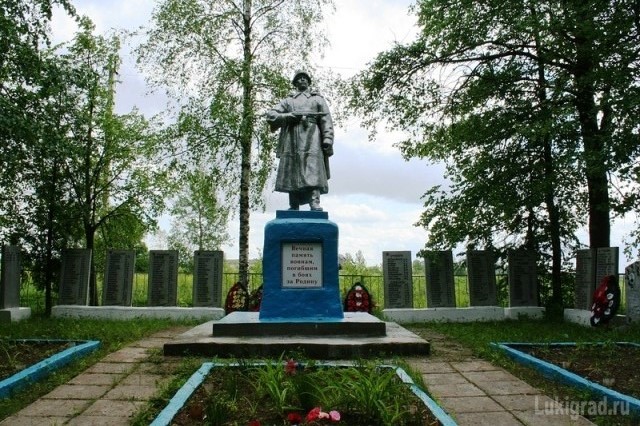 Братское захоронение в деревне Карцево Великолукского района.
