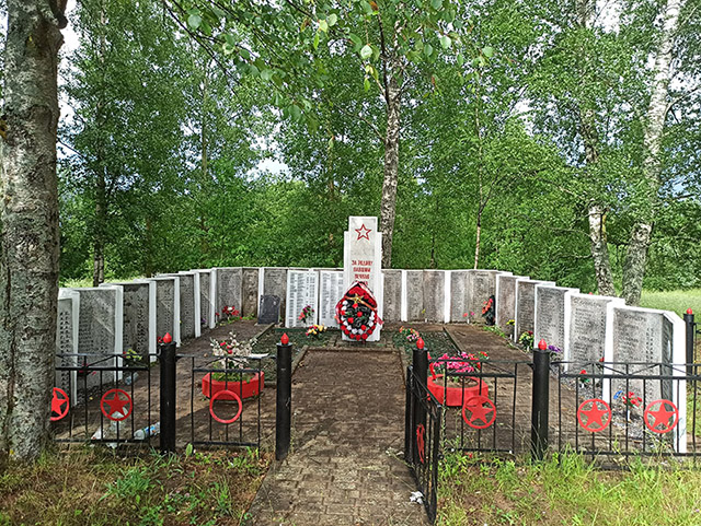 Братское захоронение в деревне Крутовраг Великолукского района