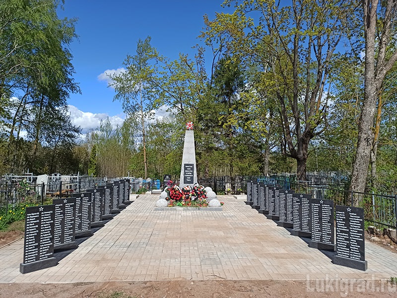Братское захоронение в деревне Купуй Великолукского района.