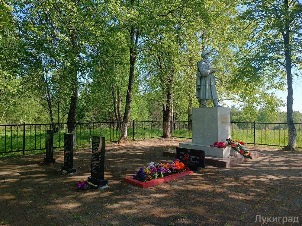 Братское захоронение в деревне Новосёлки Великолукского района