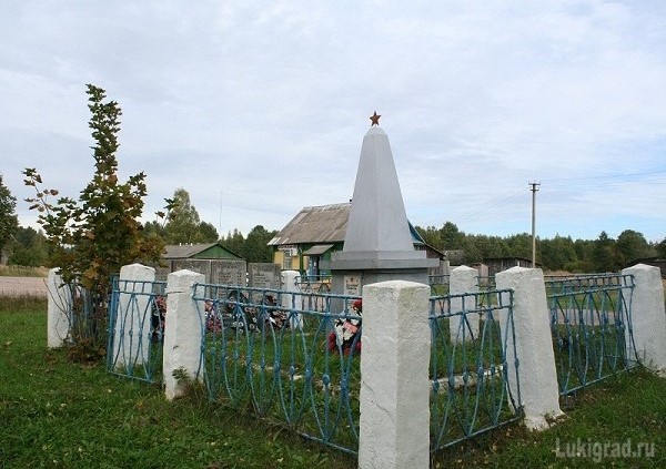 Братское захоронение в центре деревни Урицкое Пореченской волости Великолукского района. Лукиград