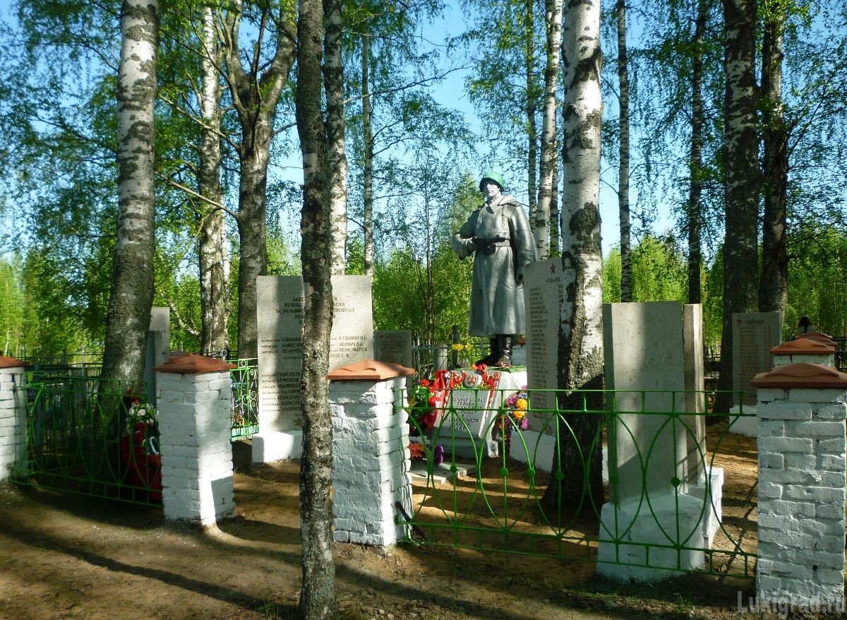 Братское захоронение в деревне Завод Великолукского района
