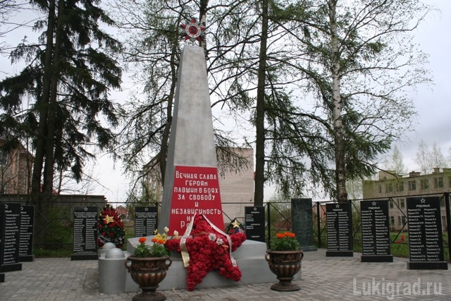 Братское захоронение в деревне Золотково Великолукского района.