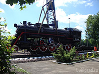 30 июля рабочие восстановительного поезда №3031 ст. Новосокольники с помощью железнодорожного крана установили паровоз и тендер на постамент.