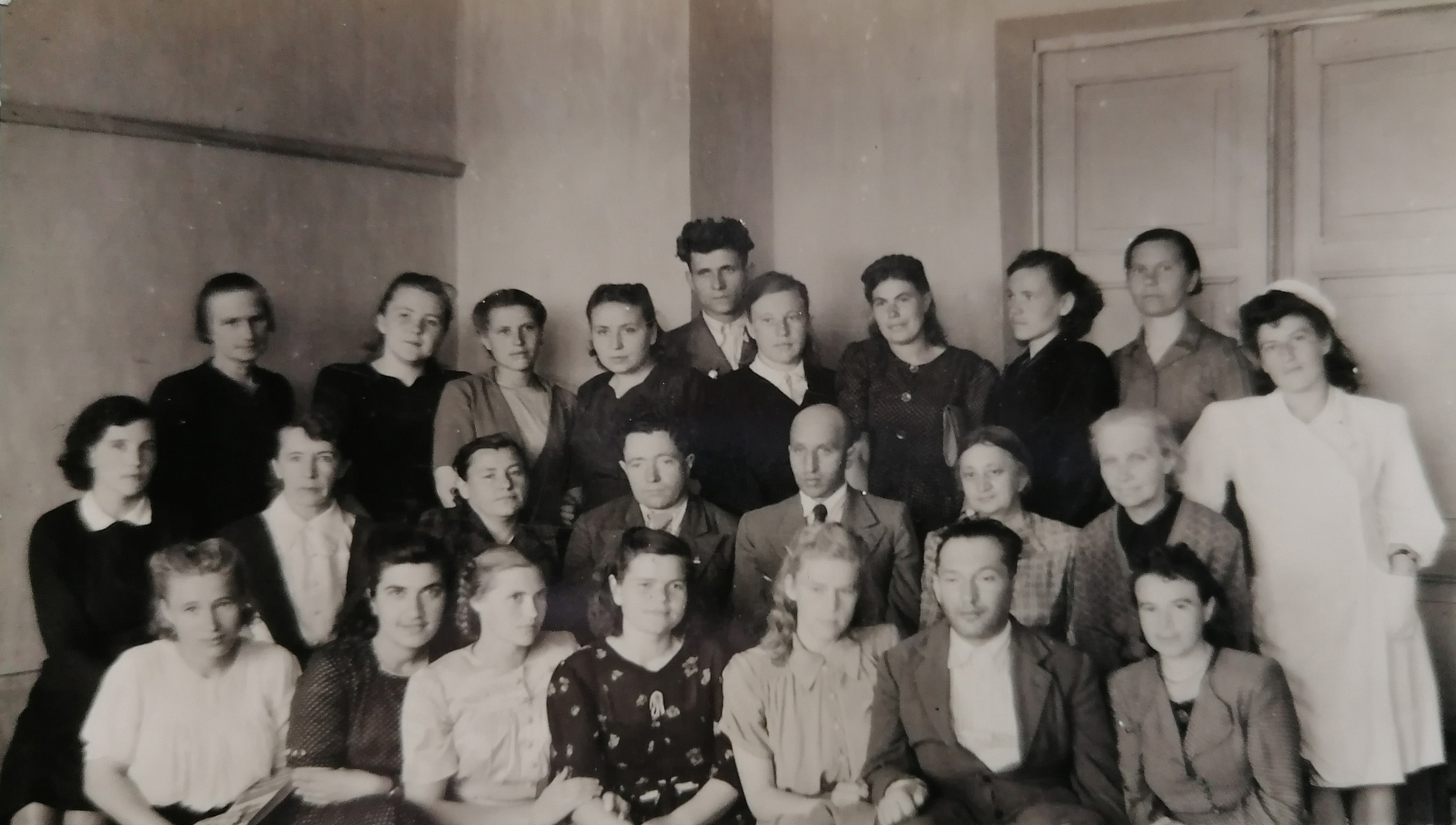Александр Яковлевич Власов в педагогическом коллективе школы №14 (стоит в центре).