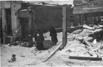Великолучане у разрушенного дома. 1943 год. 